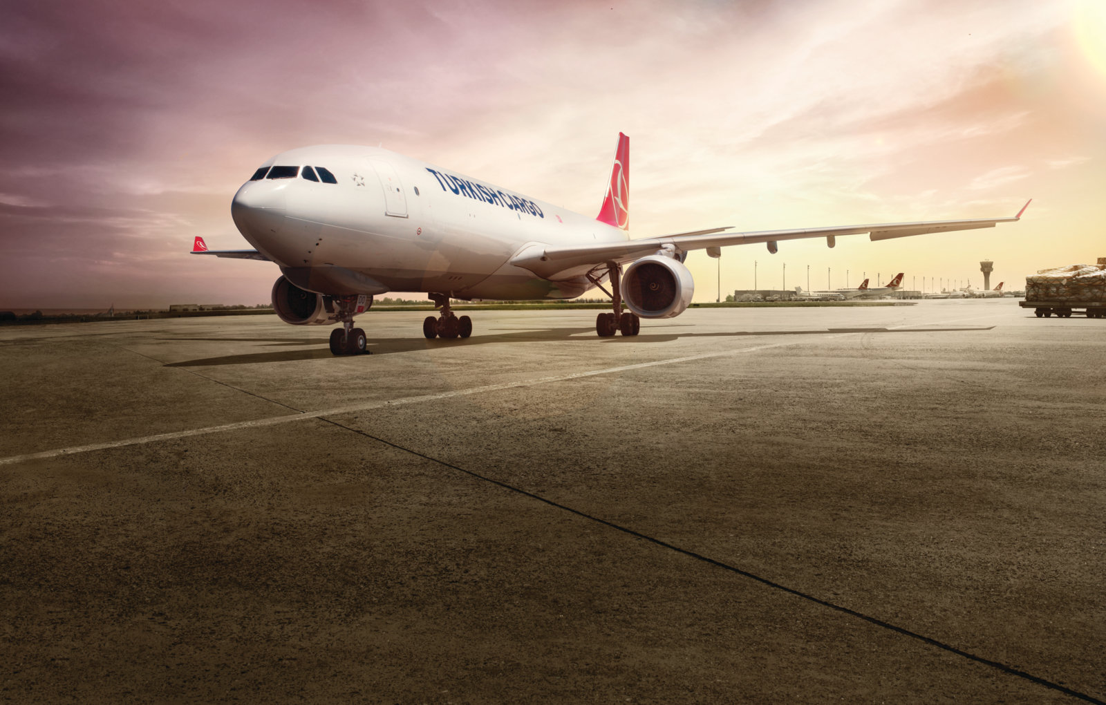 Heathrow Havalimanı'nda Turkish Cargo uçağı